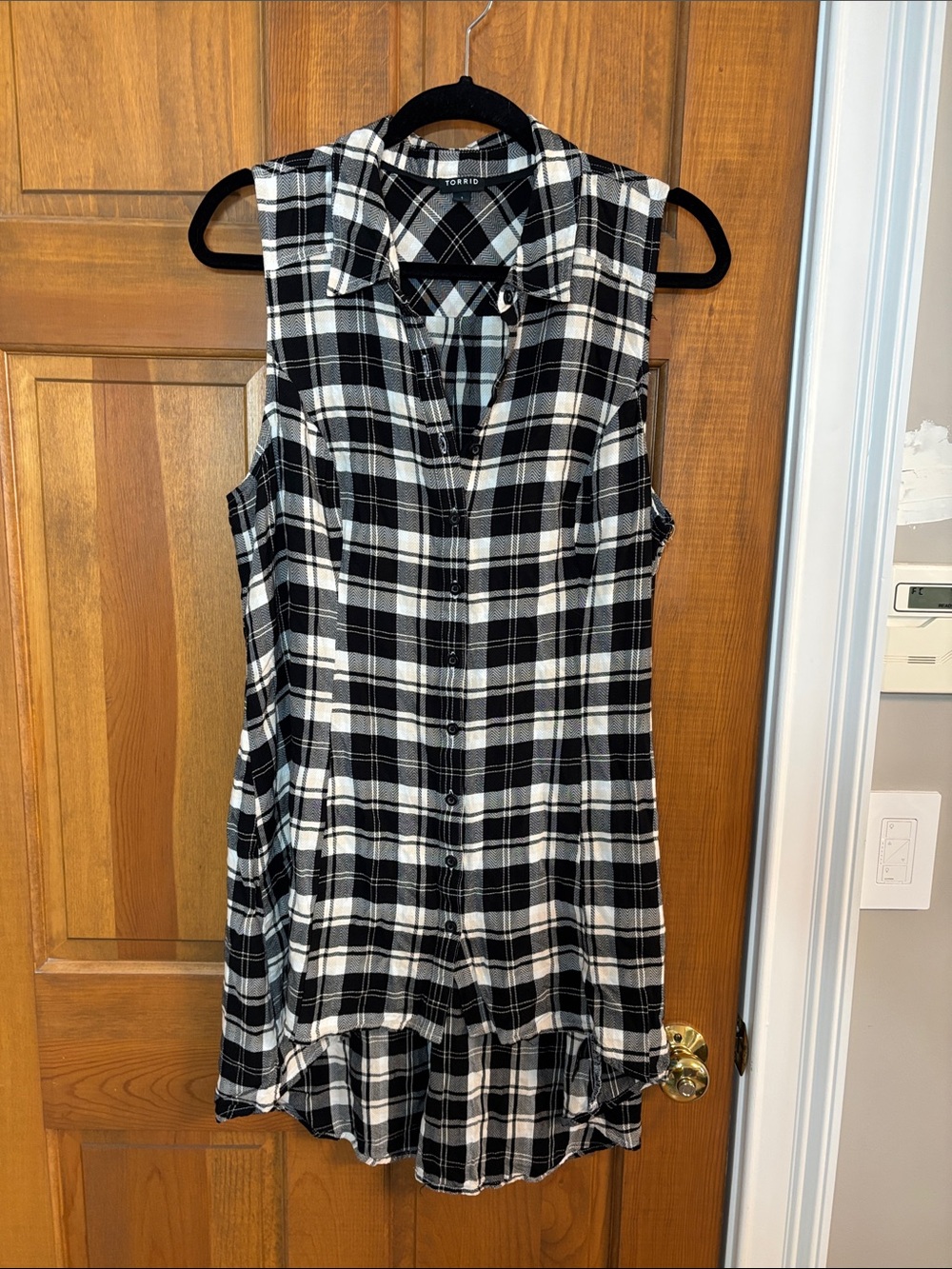 Torrid sz 1 sleeveless tunic hi lo shirt in black white plaid EUC soft beautiful